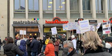 Hunderte versammelten sich am Freitagnachmittag in der Stadt St.Gallen und demonstrierten für ihre Branche.
