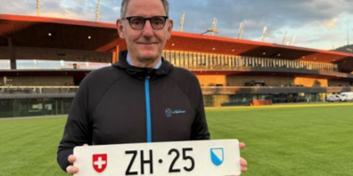 Das Maskottchen der Frauenfussball-EM posiert am See - am 2. Juli beginnt das Turnier. Zürich versteigert dafür die Autonummer "ZH 25".