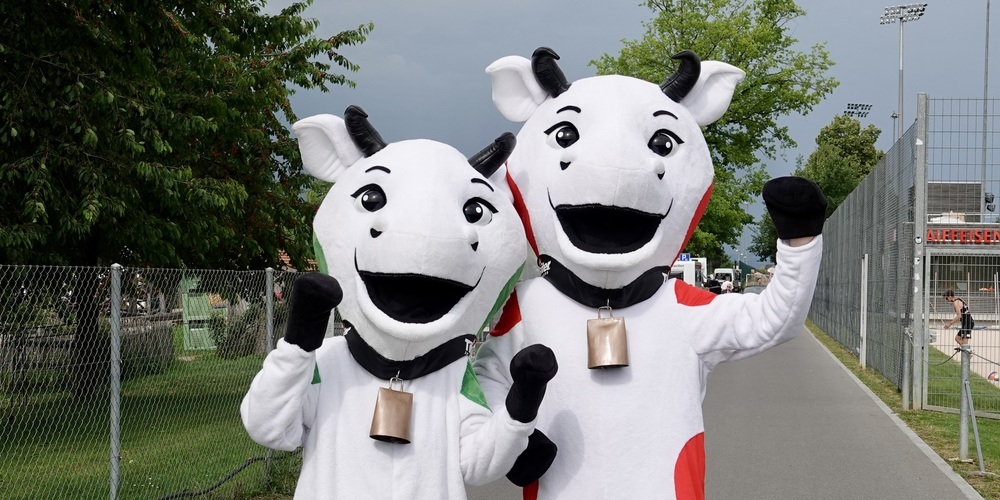 Begrüssung vom Maskottchen am Tag des Tilsiters im Bächlihof 