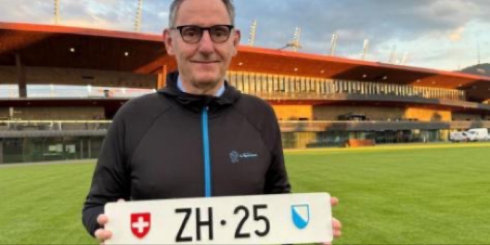 Regierungsrat Mario Fehr mit dem Kontrollschild.
