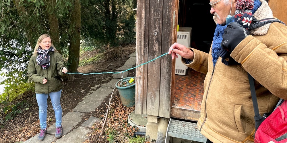 Coronakonforme Schlüsselübergabe am Nestweiher: Der Schlüssel unterwegs von Curt Leuenberger zu Anna Christen