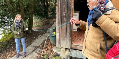 Coronakonforme Schlüsselübergabe am Nestweiher: Der Schlüssel unterwegs von Curt Leuenberger zu Anna Christen
