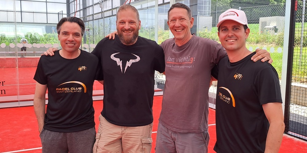 Marcos Romero (Padel Club Switzerland), Thomas Huber (Gemeindepräsident), Matthias Bankay (Präsident TC Olympia Rümlang), Alejandro Villuendas Diaz (Padel Club Switzerland)