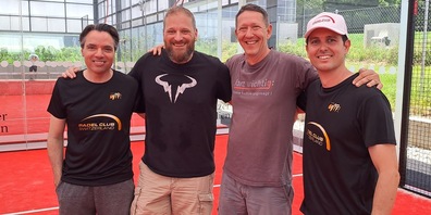 Marcos Romero (Padel Club Switzerland), Thomas Huber (Gemeindepräsident), Matthias Bankay (Präsident TC Olympia Rümlang), Alejandro Villuendas Diaz (Padel Club Switzerland)