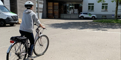 Eine Teilnehmerin beim Erlernen von Velo-Manövern.