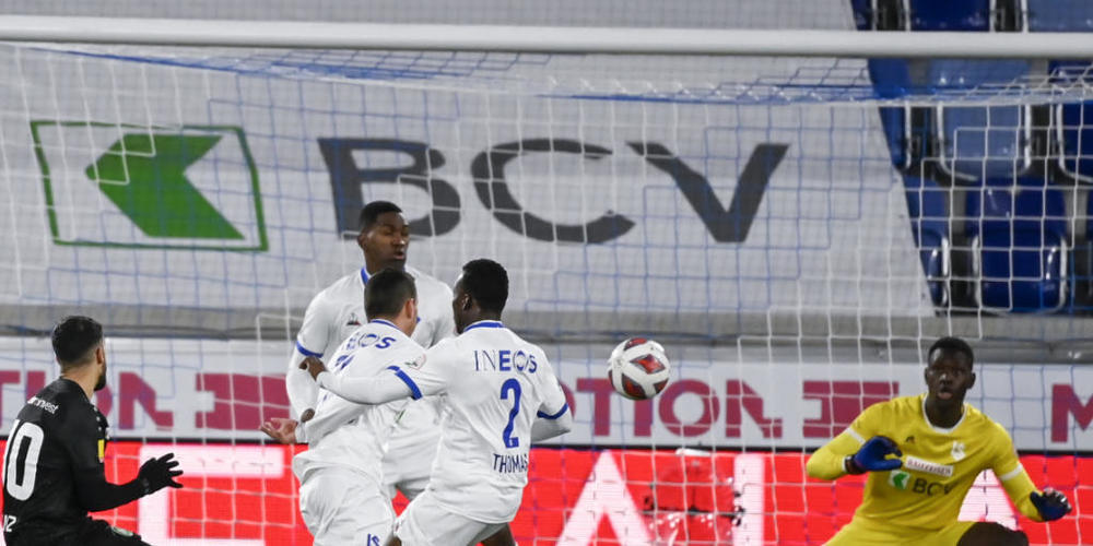 Lausannes Goalie Mory Diaw kann den Schuss von Victor Ruiz nicht parieren