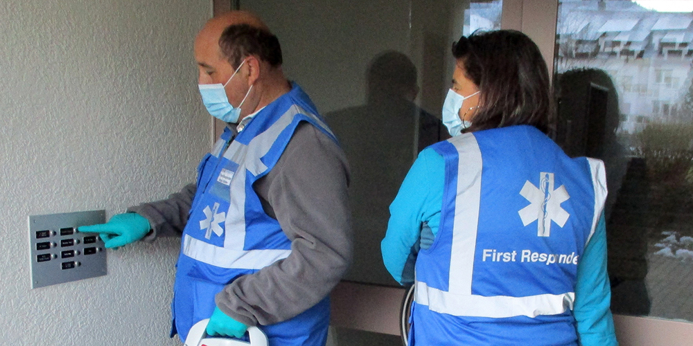 First Responder tragen eine blaue Leuchtweste mit entsprechender Aufschrift. (Bild: zvg)