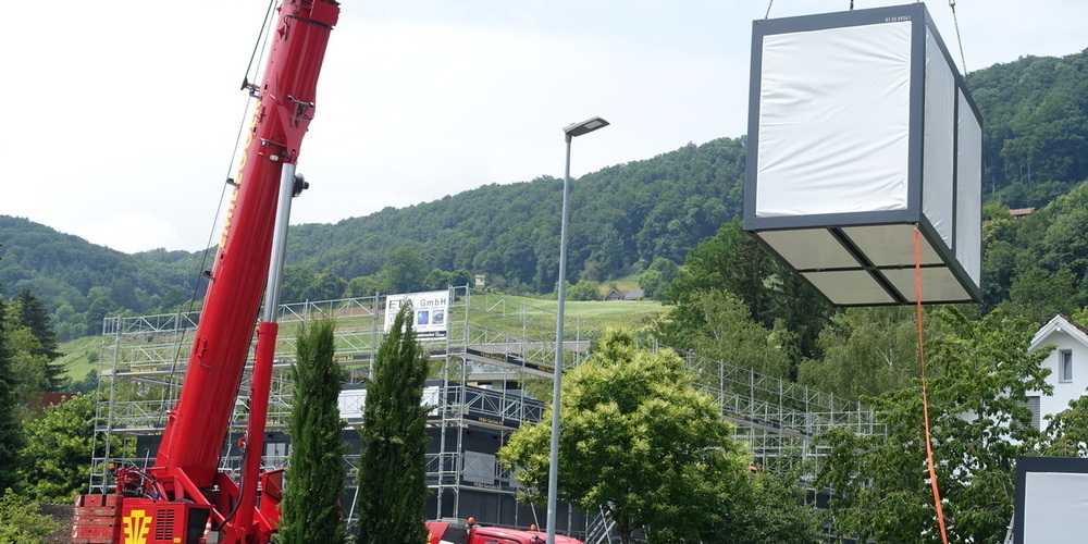 Containerbauteile schweben derzeit über Au, wo an der Walzenhauserstrasse ein Schulhausprovisorium entsteht.