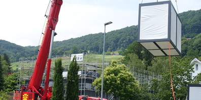 Containerbauteile schweben derzeit über Au, wo an der Walzenhauserstrasse ein Schulhausprovisorium entsteht.