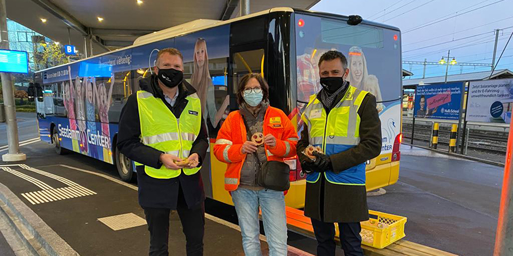 Walter Ulrich, Zugerland Verkehrsbetriebe AG, Denise Heusser, Mobilitätsverantwortliche Gemeinde Freienbach, sowie Peter Freudiger, Geschäftsführer AHW Busbetriebe AG (v. l.) machten mit «Spitzbuben» auf den neuen Ortsbus Freienbach aufmerksam. (Bild: zvg)