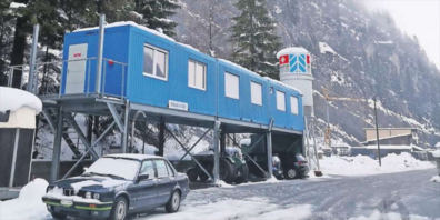 In diesem Container feierten die 80 Personen.