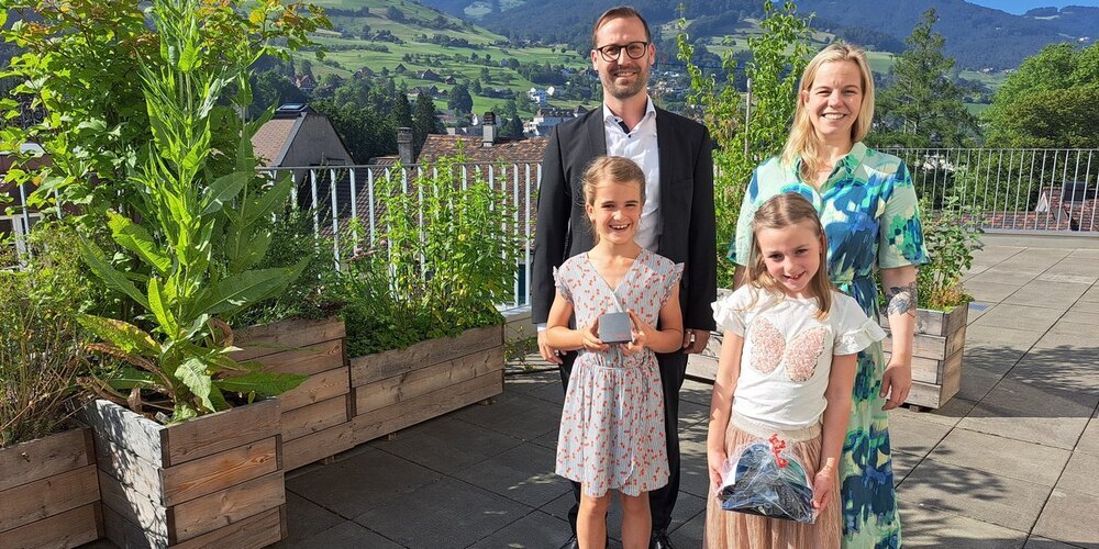 Sie strahlten mit der Sonne um die Wette: Jara Brunner gewinnt als Hauptreis ein Goldvreneli, gestiftet von der RB Oberes Rheintal und Alina Fässler einen Gutschein vom Trampolinpark Tanoshii (hinten: Manuel Breu, Raiffeisenbank Oberes Rheintal; Mirjam Seitz, Stadträtin)