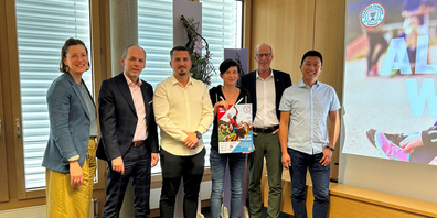 Brigitte Gübeli und Raffael Eigenmann (Raiffeisenbank Wil), Faton Ramadani, Andrea Siegenthaler (FC Wil Breitensport),   Philipp Heutschi, (Kiwanis-Club Wil), Phat Do (Stadt Wil) 