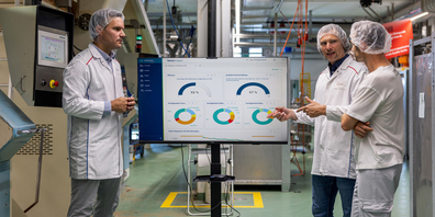 Basierend auf den Daten von Bühler Insights entwickelten Expertinnen und Experten von Bühler und Maestrani gemeinsam ein virtuelles Modell, um mögliche Prozessverbesserungen vor der Umsetzung zu simulieren. Von links nach rechts: Patrik Keller, Fabian Dintheer, and Carsten Engelhardt.  