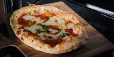 San-Marzano-Tomaten aus Neapel geben der Pizza ihr typisches Aroma.