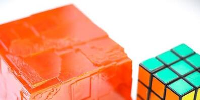 EPFL-Forscher haben einen Perowskit (l neben einem Rubik-Würfel) gezüchtet, der Gammastrahlen entdeckt. Im Unterschied zu bisher bekannten Perowskiten, haben die Forscher den  CH3NH3PbBr3-Kristall zu einem "Mocken" von 3,8 Kilo hochgezüchtet. Das ...