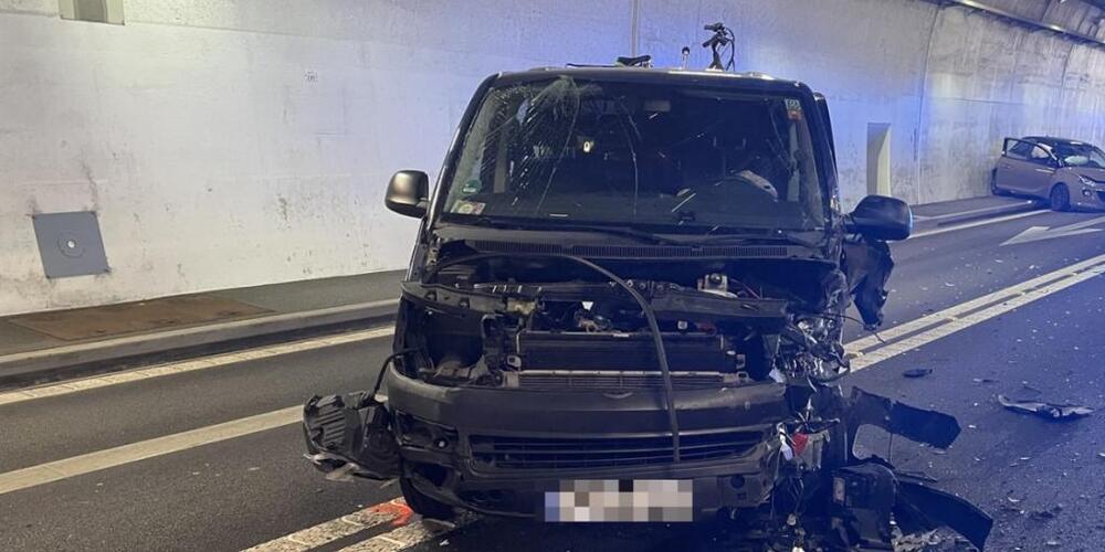 Drei Personen wurden beim Unfall im Tunnel San Fedele verletzt.