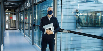 Roland Hischier gehört zu einer interdisziplinären Gruppe von Empa-Forschern, die einen ersten Ökobilanz-Vergleich zwischen Stoff- und Papiermasken erstellt haben (zVg)