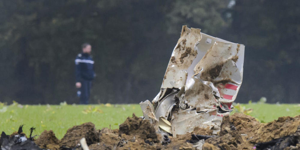Der Pilot dieses 2015 während eines Trainingsflugs abgestürzten F/A-18-Kampfjets muss sich vor dem Militärgericht in Aarau verantworten. Der Pilot rettete sich mit dem Schleudersitz. (Archivbild)