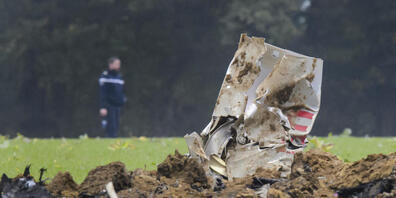 Der Pilot dieses 2015 während eines Trainingsflugs abgestürzten F/A-18-Kampfjets muss sich vor dem Militärgericht in Aarau verantworten. Der Pilot rettete sich mit dem Schleudersitz. (Archivbild)