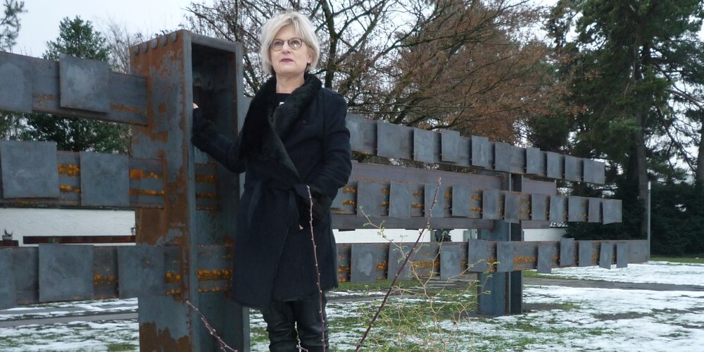 Gemeindepräsidentin Christa Köppel hat in aller Stille beim neuen Grabmal Blumen niedergelegt