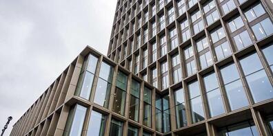 ARCHIV - Der Sitz der Europäischen Arzneimittel-Agentur EMA in Amsterdam. Sie prüft unter anderem die Zulassungsanträge für die Corona-Impfstoffe. Foto: Lex van Lieshout/ANP/dpa