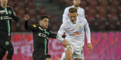 Zürich und St.Gallen boten sich im Letzigrund einen harten Kampf mit vielen Torchancen (Bild: KEYSTONE)