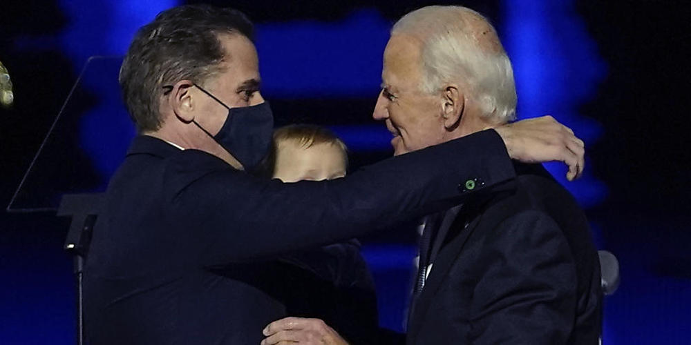 ARCHIV - Joe Biden (r) umarmt nach einer Ansprache im November seinen Sohn Hunter auf der Bühne. Foto: Andrew Harnik/AP/dpa