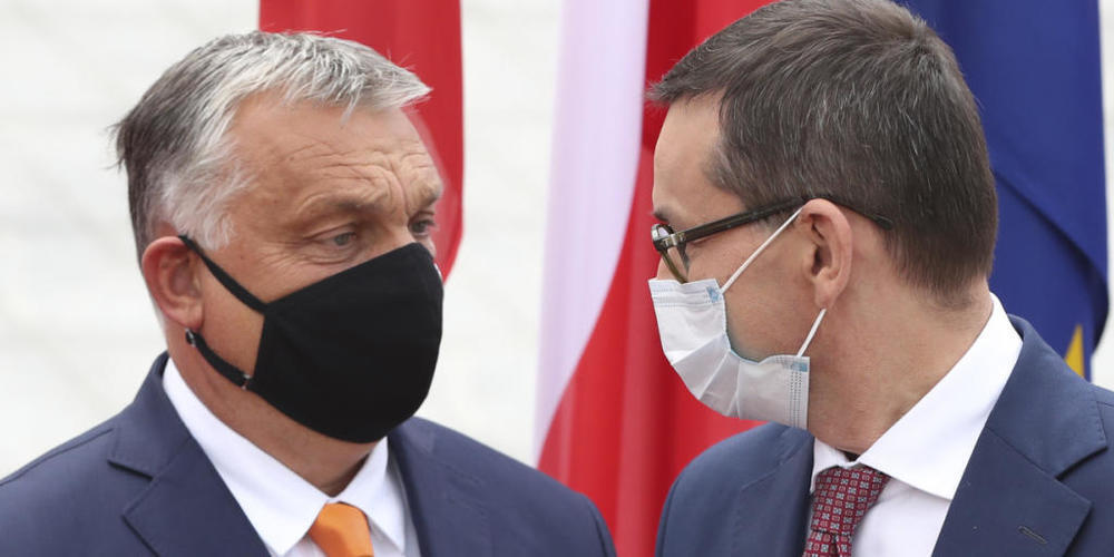 ARCHIV - Mateusz Morawiecki (r), Premierminister von Polen, trägt einen Mundschutz und begrüßt Viktor Orban, Premierminister von Ungarn, ebenfalls mit Mundschutz, zum Treffen der Premierminister der Visegrad-Staaten. Foto: Czarek Sokolowski/AP/dpa