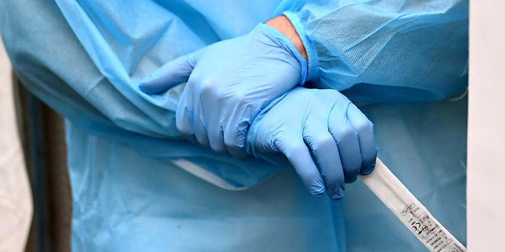 Medizinisches Fachpersonal wartet im Eingangsbereich des Nachtclubs "KitKat-Club" um einen Abstrich für einen Antigen-Schnelltests zu entnehmen. Foto: Britta Pedersen/dpa-Zentralbild/dpa