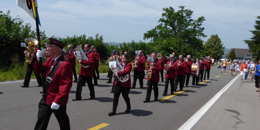 Der Musikverein auf dem Weg zur Festhütte Altrüti.