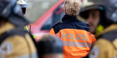 Die Kantonspolizei Aargau fahndet nach einem 23-jährigen Mann, der bei einem Gefangenentransport in Baden AG geflüchet ist. (Symbolbild)