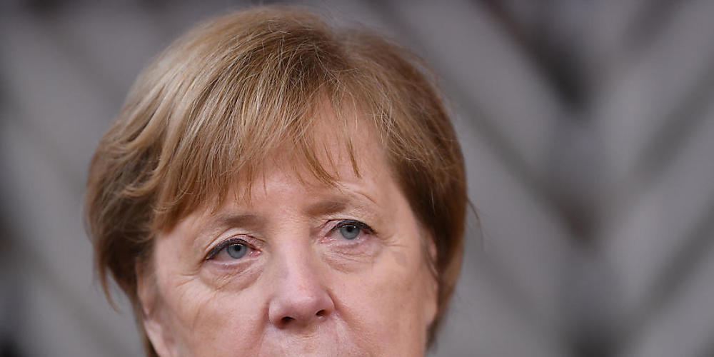 Bundeskanzlerin Angela Merkel (CDU) spricht mit Journalisten bei ihrer Ankunft für einen EU-Gipfel der Staats- und Regierungschefs im Gebäude des Europäischen Rates. Foto: John Thys/Pool AFP/AP/dpa