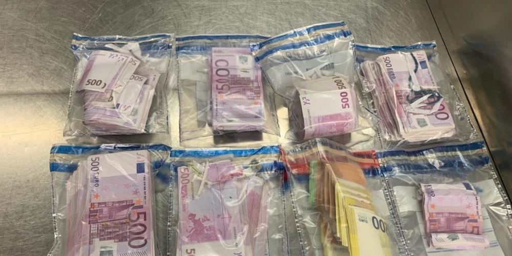 HANDOUT - Sichergestelltes Bargeld liegt auf einem Tisch im Düsseldorfer Flughafen. Am Düsseldorfer Flughafen soll ein Mann versucht haben, in Schuhen und Unterhose 350 000 Euro am Zoll vorbeizuschmuggeln. Foto: Hauptzollamt Düsseldorf/dpa - ACHTU...