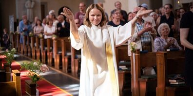 Fröhliche Stimmung am Festgottesdienst: Pfarreibeauftragte Urszula Fischer mittendrin.
