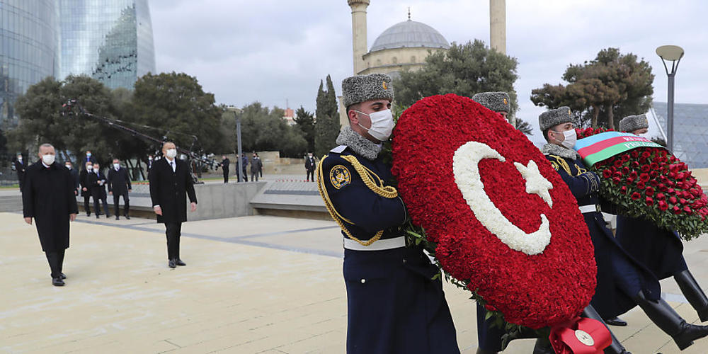 Recep Tayyip Erdogan (hinten, l), Staatspräsident der Türkei, und Ilham Alijew (hinten, r), Präsident von Aserbaidschan, nehmen an einer Kranzniederlegung teil. Zuvor waren sie bei einer Militärparade, mit der Aserbaidschan seinen «Sieg» im Krieg ...