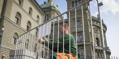 Szene von März dieses Jahres, als die Stadt Bern die Bundesterrasse schon einmal coronabedingt absperrte.