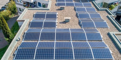 Der im Schulareal Mitte aus Photovoltaik erzeugte Strom soll künftig vor Ort verwertet werden. (Symbolbild)