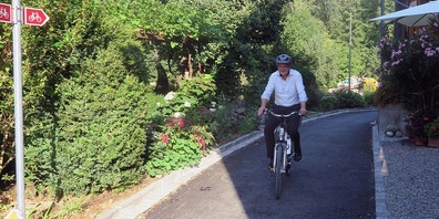 Ein Legislaturziel erreicht und im Weiler Burgau angekommen: Gemeindepräsident Elmar Metzger eröffnete den neuen Radweg mit der Fahrt auf dem gemeindeeigenen E-Bike.