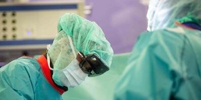 Ein Team der Universitätsklinik Balgrist führte unter der Leitung von Prof. Dr. med. Mazda Farshad (mit AR-Brille) erfolgreich die weltweit erste holographisch navigierte Wirbelsäulen-Operation mit direkter Navigation durch. (Foto: Sabina Bobst)