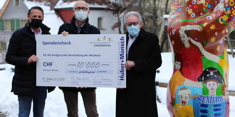 Von links: Claude Huber, Vorsitzender Geschäftsleitung Huber + Monsch AG, Guido Bucher, Vorsitzender der Spitalleitung des Kinderspitals St.Gallen, Ruedi Huber, VR-Präsident Huber + Monsch AG