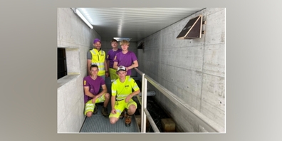 Von links nach rechts (hinten): Martin Hersche, Projektleiter; Simon Scherrer und Jascha Kretz. (Vorne): Sven Studer und Lucas Kamer nach erfolgreicher Montage einer der Halbhöhlenkasten als künstlicher Brutplatz für Wasseramseln. Nicht auf dem Bild: Cyril Höhener, Lernender; Roger Heinzer, Technischer Mitarbeiter und Thibaud Scheiwiller, Berufsbildungskoordinator.