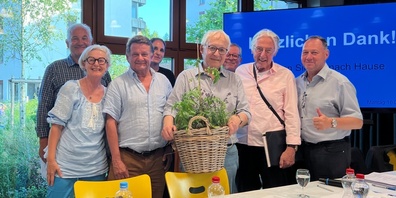 Jean-Pierre Kuster (Mitte, mit Korb) wurde an der letzten Versammlung verabschiedet.