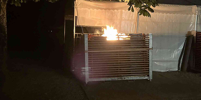 Die aufgestapelten Festbänke brennen.