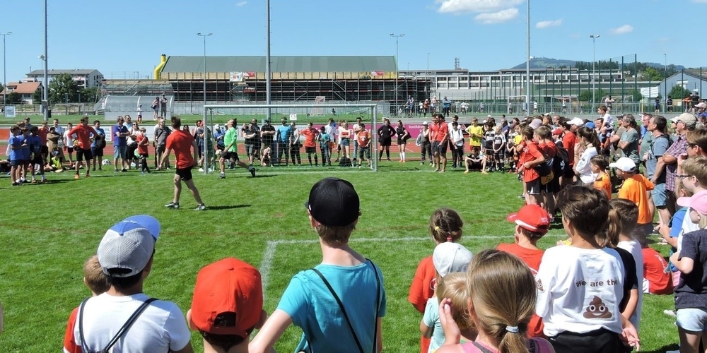 Lakers-Spieler beim Fussball-Match.