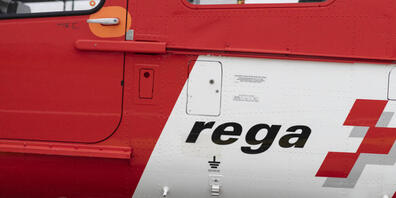 Die Jugendliche wurde mit einem Helikopter der Rega in ein Spital geflogen. (Symbolbild)