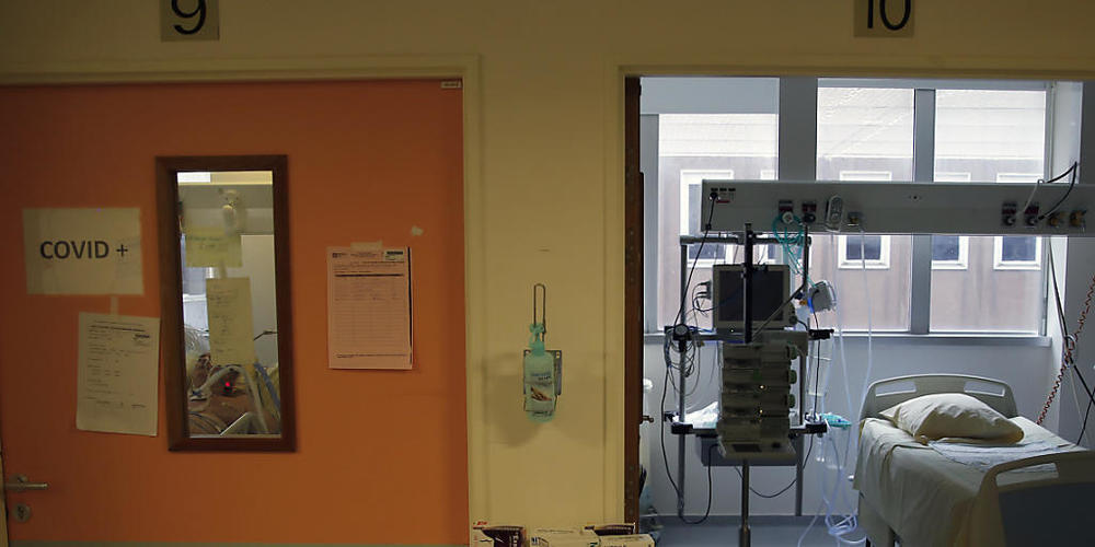 Ein Zimmer auf einer Covid-19-Intensivstation im Pariser Krankenhaus Bichat. Foto: Francois Mori/AP/dpa