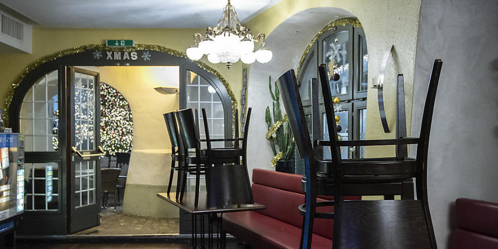 Restaurants müssen ab Dienstag schweizweit bis Mitte Januar schliessen. Der Bundesrat hat die nationalen Massnahmen zur Eindämmung des Coronavirus weiter verstärkt. (Themenbild)