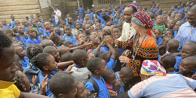 Überschwängliche Freude: Katja Bruhin inmitten der Kinderschar, die dank Ashia ein doppelstöckiges Primarschulhaus erhalten hat. 