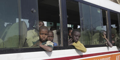 Die Schüler auf ihrem Weg nach Hause: Anfang der Woche waren über 300 Jungen aus ihrer Schule in Katsina im Nordwesten Nigerias von Extremisten entführt worden. Foto: Sunday Alamba/AP/dpa